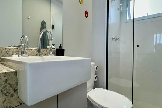 Banheiro de kitnet/studio à venda com 1 quarto, 26m² em Pinheiros, São Paulo
