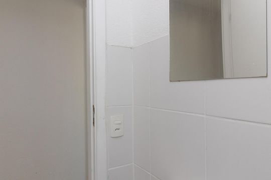 Banheiro de apartamento para alugar com 2 quartos, 46m² em Engenheiro Leal, Rio de Janeiro