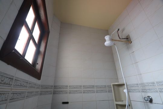 Banheiro de kitnet/studio para alugar com 1 quarto, 46m² em Mathias Velho, Canoas