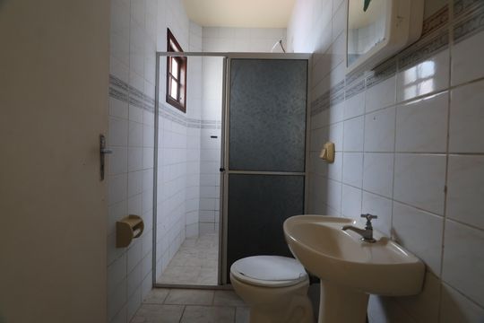 Banheiro de kitnet/studio para alugar com 1 quarto, 46m² em Mathias Velho, Canoas