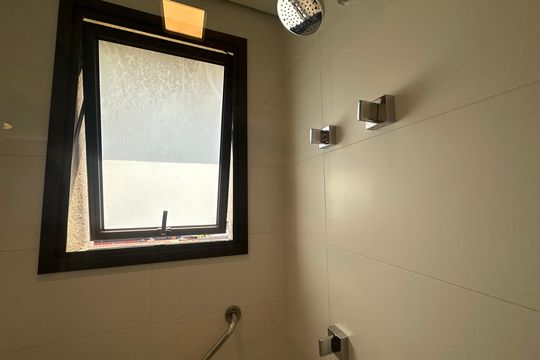 Banheiro da Suíte 2 de apartamento à venda com 3 quartos, 228m² em Alphaville Empresarial, Barueri