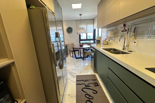 Cozinha de apartamento à venda com 3 quartos, 228m² em Alphaville Empresarial, Barueri