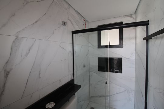Banheiro de apartamento à venda com 2 quartos, 49m² em Tucuruvi, São Paulo