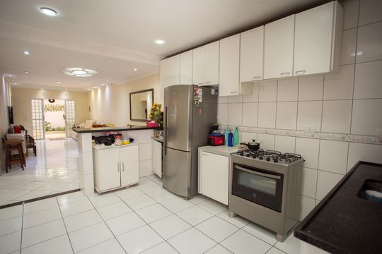 COZINHA de casa à venda com 3 quartos, 300m² em Sítio do Morro, São Paulo