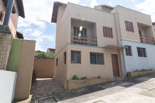 Fachada de casa à venda com 3 quartos, 130m² em Ipanema, Porto Alegre