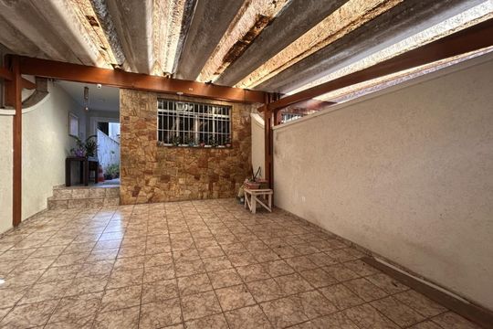 Área externa de casa à venda com 3 quartos, 114m² em Parque Vitoria, São Paulo