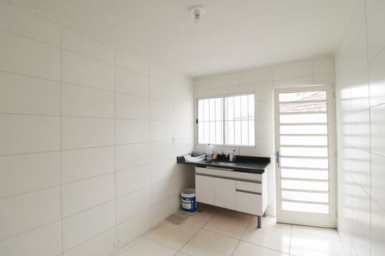 Cozinha e Área de Serviço de casa para alugar com 2 quartos, 116m² em Santa Teresinha, São Paulo