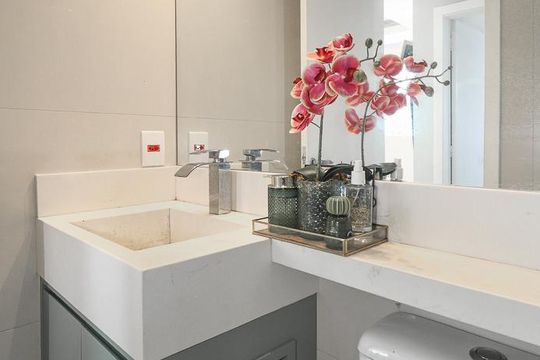 Banheiro de apartamento para alugar com 2 quartos, 47m² em São Sebastião, Porto Alegre