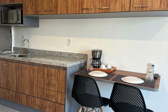 Cozinha de kitnet/studio à venda com 1 quarto, 24m² em Vila Nova Conceição, São Paulo