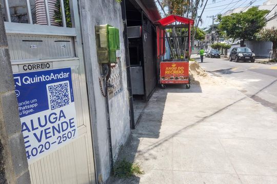 Fachada de casa à venda com 2 quartos, 65m² em Curicica, Rio de Janeiro