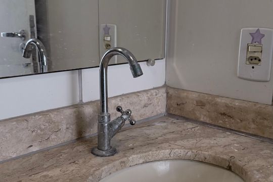 Banheiro de apartamento à venda com 2 quartos, 48m² em Jardim Marcia, Campinas