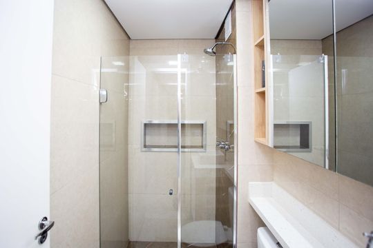 Banheiro de apartamento à venda com 2 quartos, 42m² em Campanário, Diadema