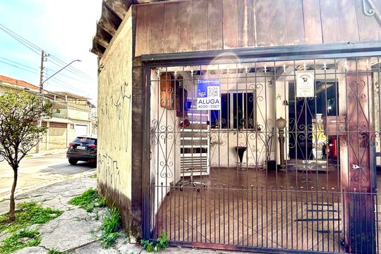 Placa instalada na fachada do imóvel  de casa para alugar com 3 quartos, 150m² em Jardim Santa Francisca, Guarulhos