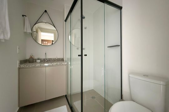 Banheiro  de kitnet/studio para alugar com 0 quarto, 24m² em Vila Cordeiro, São Paulo