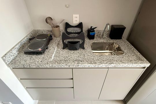 Cozinha  de kitnet/studio para alugar com 0 quarto, 24m² em Vila Cordeiro, São Paulo