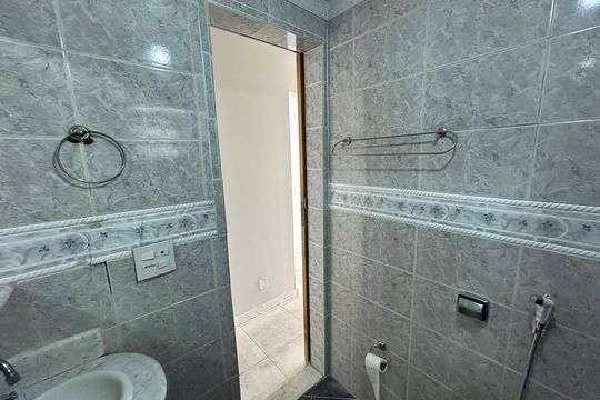 Banheiro de apartamento para alugar com 2 quartos, 60m² em Todos Os Santos, Rio de Janeiro