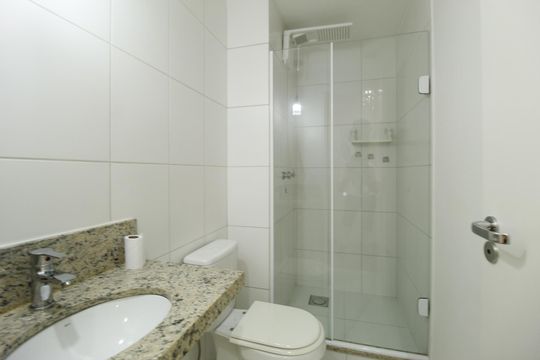 Banheiro de apartamento à venda com 3 quartos, 74m² em Bom Jesus, Porto Alegre
