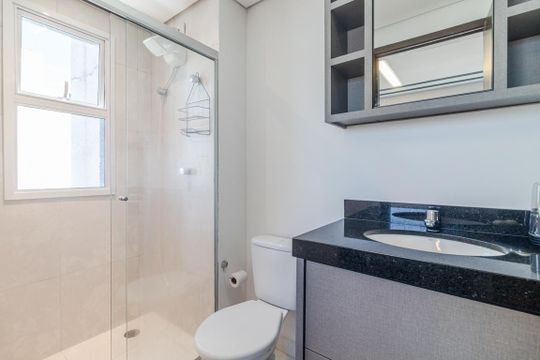 Banheiro de kitnet/studio para alugar com 1 quarto, 30m² em Pinheiros, São Paulo