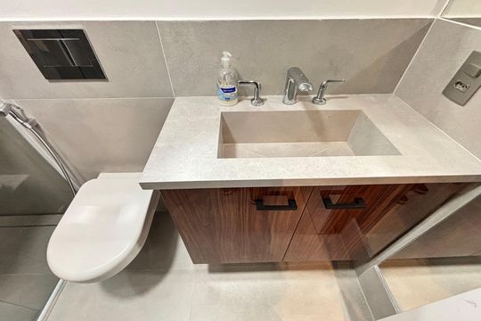 Banheiro de kitnet/studio para alugar com 1 quarto, 50m² em Vila Olímpia, São Paulo