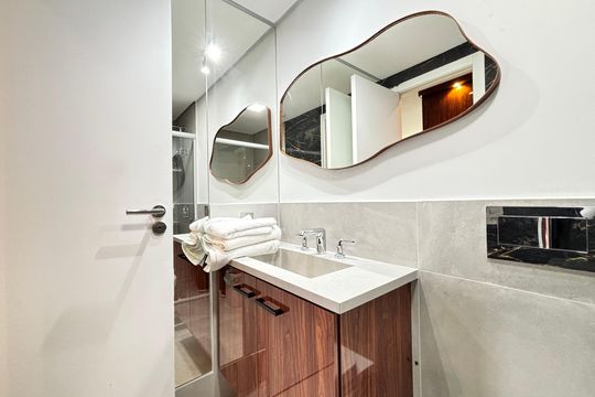 Banheiro de kitnet/studio para alugar com 1 quarto, 50m² em Vila Olímpia, São Paulo