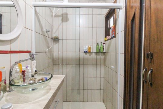 Banheiro de Serviço de casa à venda com 2 quartos, 160m² em Limoeiro, São Paulo