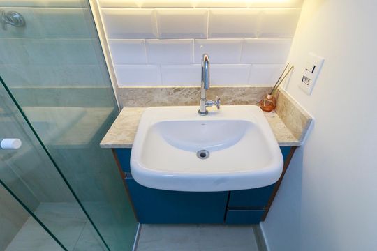 Banheiro de kitnet/studio para alugar com 0 quarto, 25m² em Santo Amaro, São Paulo