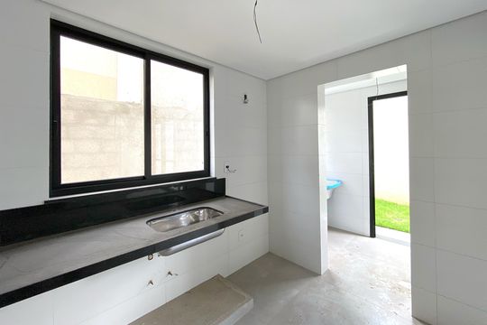 Cozinha de casa de condomínio à venda com 3 quartos, 120m² em São Luiz, Belo Horizonte