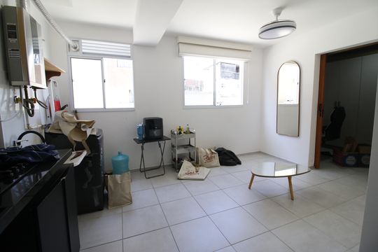 Sala e cozinha de apartamento para alugar com 1 quarto, 38m² em Taquara, Rio de Janeiro