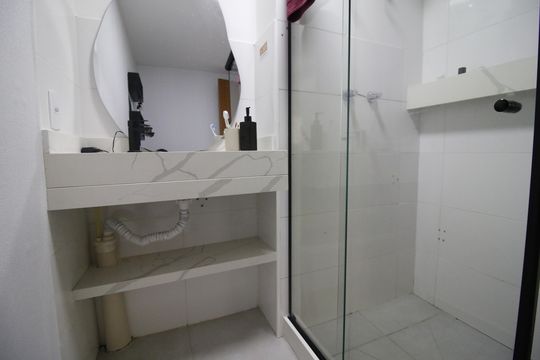 Banheiro de apartamento para alugar com 1 quarto, 38m² em Taquara, Rio de Janeiro