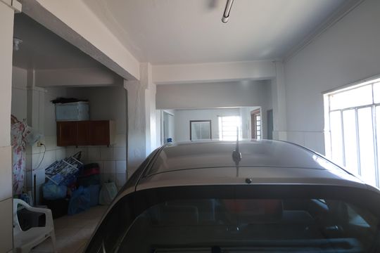 Garagem de casa à venda com 2 quartos, 90m² em Niterói, Canoas