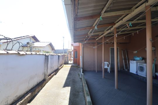 Área externa de casa à venda com 2 quartos, 90m² em Niterói, Canoas