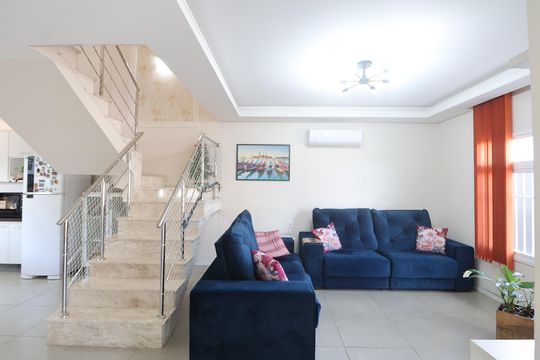 Casa à venda com 5 quartos, 233m² em Estância Velha, Canoas