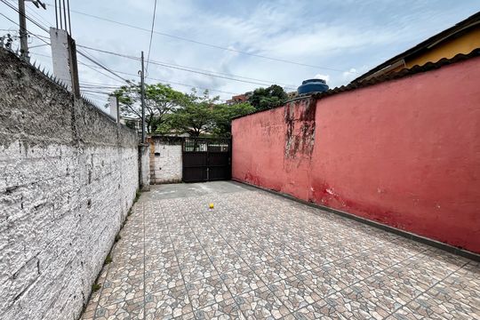 Garagem de casa à venda com 7 quartos, 375m² em Vila Dionisia, São Paulo