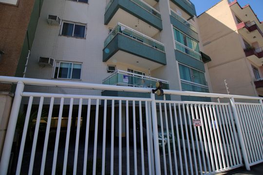 Placa de apartamento à venda com 2 quartos, 61m² em Brás de Pina, Rio de Janeiro
