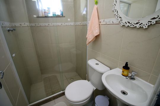 Banheiro de apartamento à venda com 2 quartos, 61m² em Brás de Pina, Rio de Janeiro