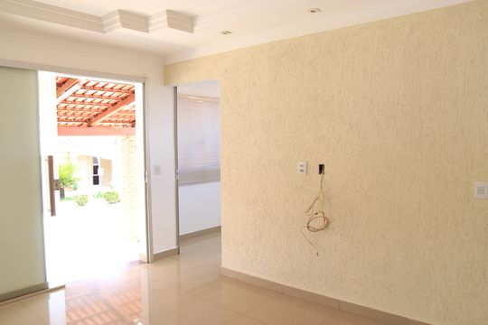 Sala de casa de condomínio à venda com 3 quartos, 225m² em Residencial Solar Ville, Goiânia