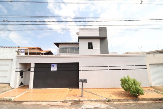Plaquinha de casa para alugar com 5 quartos, 370m² em Jardim Europa, Uberlândia