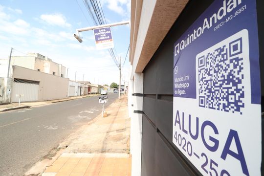 Plaquinha de casa para alugar com 5 quartos, 370m² em Jardim Europa, Uberlândia