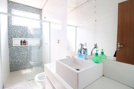 Banheiro do Quarto 5 de casa para alugar com 5 quartos, 370m² em Jardim Europa, Uberlândia