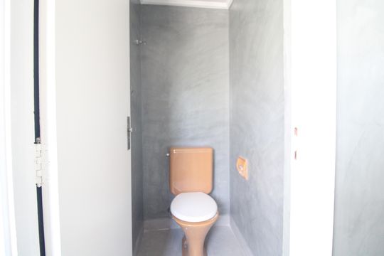 Banheiro de serviço de apartamento à venda com 3 quartos, 74m² em Vila Sofia, São Paulo