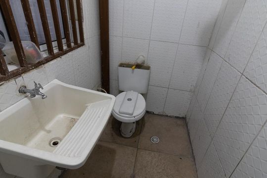 Banheiro de Serviço de casa de condomínio à venda com 2 quartos, 85m² em Vila Araguaia, São Paulo