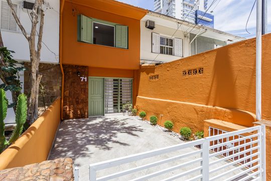 Fachada de casa à venda com 2 quartos, 100m² em Vila Nova Conceição, São Paulo