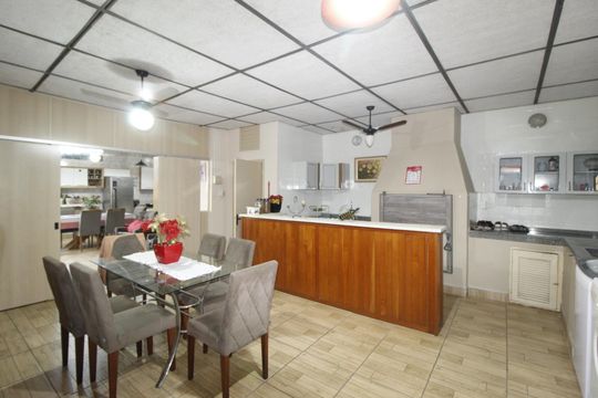 Cozinha de casa à venda com 2 quartos, 150m² em Rubem Berta, Porto Alegre