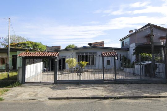 Fachada de casa à venda com 2 quartos, 150m² em Rubem Berta, Porto Alegre