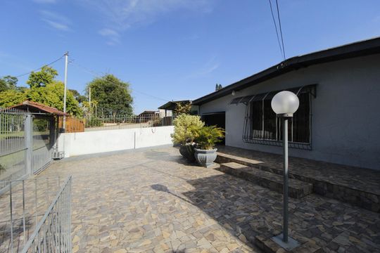 Quintal de casa à venda com 2 quartos, 150m² em Rubem Berta, Porto Alegre