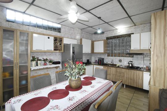 Cozinha de casa à venda com 2 quartos, 150m² em Rubem Berta, Porto Alegre