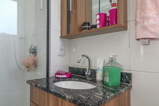 Banheiro de apartamento à venda com 2 quartos, 50m² em Parque Santa Fé, Porto Alegre