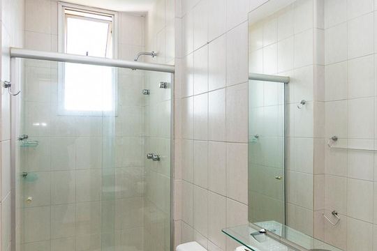 Banheiro de apartamento à venda com 1 quarto, 39m² em Vale do Sereno, Nova Lima