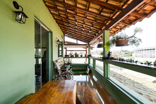 Varanda de casa à venda com 3 quartos, 223m² em Esplanada, Belo Horizonte
