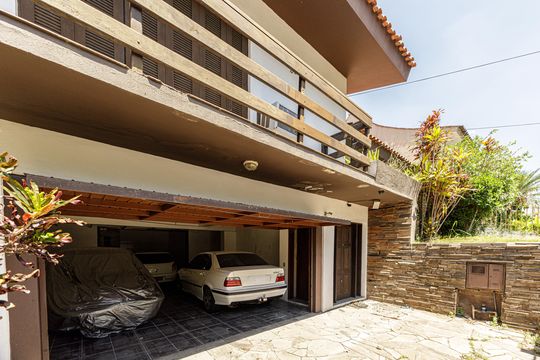 garagem  de casa para alugar com 4 quartos, 240m² em Jardim Itu, Porto Alegre